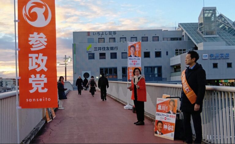 朝のご挨拶活動／学園前歩道橋